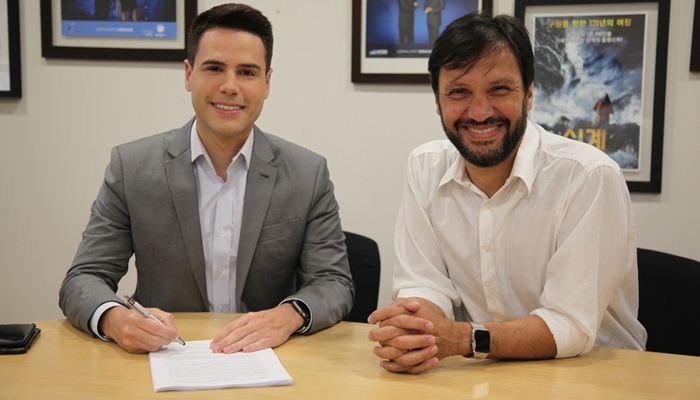 O apresentador Luiz Bacci e Antonio Guerreiro, Vice-Presidente de Jornalismo da Record (Foto: Divulgação/Record)