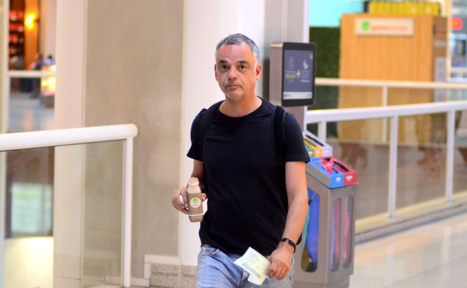 Angelo Antônio embarca no Aeroporto Santos Dumont no Rio de Janeiro (Foto: Webert Belicio / AgNews)