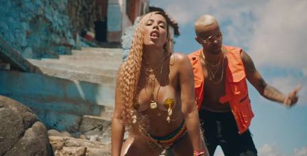 Anitta em novo clipe "Bola, Rebola" (Imagem: Reprodução/Youtube)