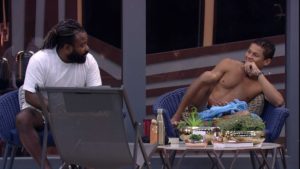 Rodrigo e Darnley conversando na varanda do BBB19 (Foto: Reprodução)