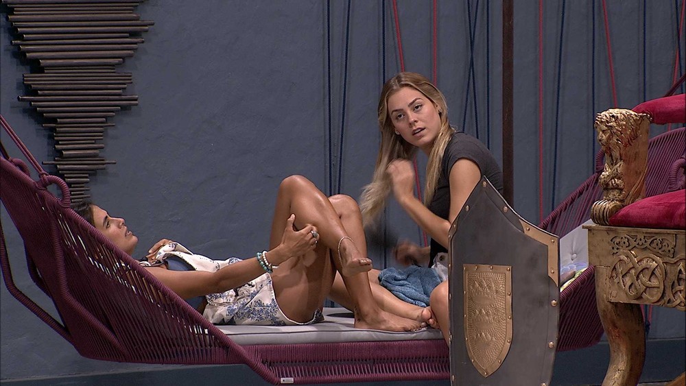 Carolina e Isabella conversam no BBB19 (Foto: Reprodução)