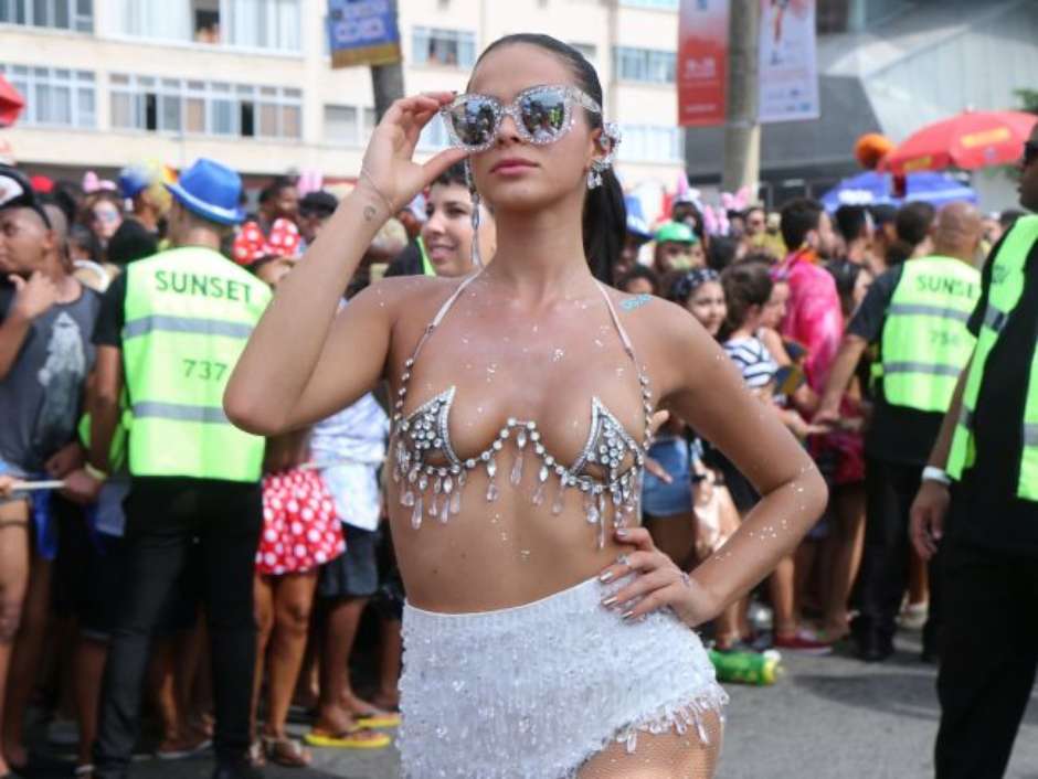 Bruna Marquezine deu o que falar por conta do look que escolheu (Foto: Reprodução/Instagram)