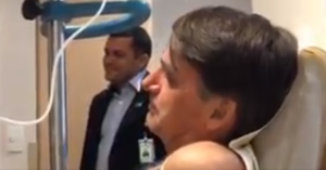 Jair Bolsonaro roendo em um leito de hospital (Foto: Reprodução)