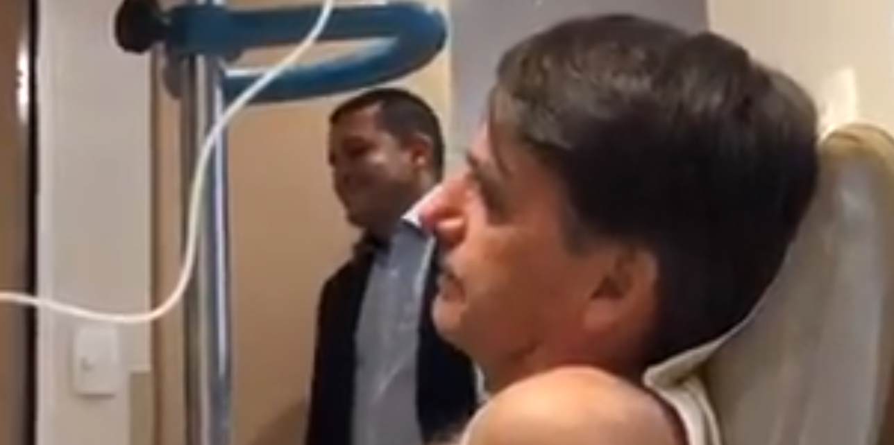 Jair Bolsonaro está derrubado e não aguenta o peso (Foto: Reprodução)