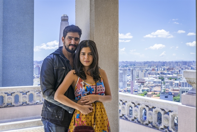 Jamil (Renato Góes) e Laila (Julia Dalavia) em Órfãos da Terra (Foto: Globo/Paulo Belote)