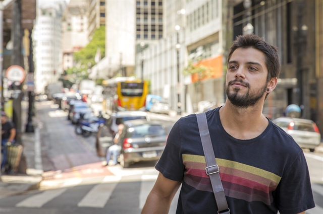 Bruno (Rodrigo Simas) em Órfãos da Terra (Foto: Globo/Paulo Belote)