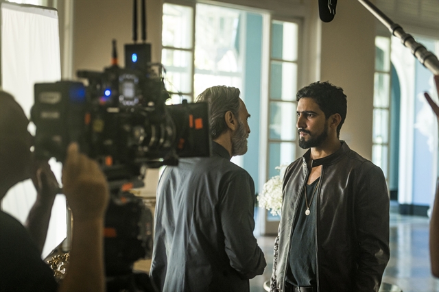 Aziz (Herson Capri) e Jamil Renato Góes em Órfãos da Terra (Foto: Globo/Paulo Belote)