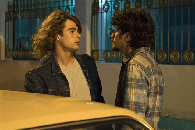 João (Rafael Vitti) e Jerônimo (Jesuíta Barbosa) se encaram e brigam em Verão 90 (Foto: Globo/Cesar Alves)