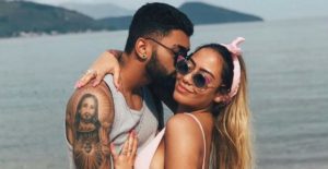 Após término com o craque de futebol, Gabigol, a famosa empresária e irmã de Neymar, Rafella Santos foi clicada ao lado de DJ com a barriguinha aparecendo (Foto: Reprodução/Instagram)