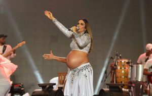 Ivete Sangalo grávida em show (Foto: Reprodução)