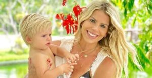 A famosa atriz e apresentadora, Karina Bacchi e o filho Enrico (Foto: Reprodução/Instagram)