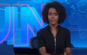 Maju Coutinho na bancada do Jornal Nacional (Foto: Reprodução)