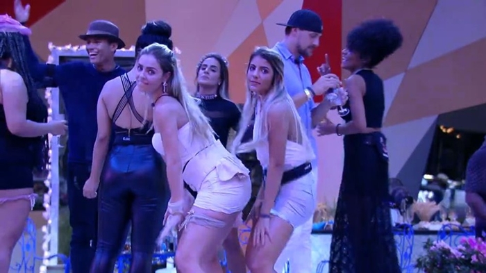 Paula e Hariany dançam na festa Moda no BBB19 (Foto: Reprodução/Globo)