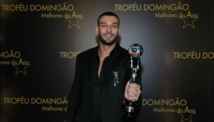 Lucas Lucco ganho ou troféu Melhores do Ano da Globo como ator revelação em 2016. (Foto: Divulgação)