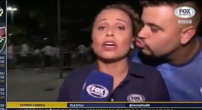 A repórter Karine Alves no momento em que sofre assédio ao vivo (Foto: Reprodução/Fox Sports)