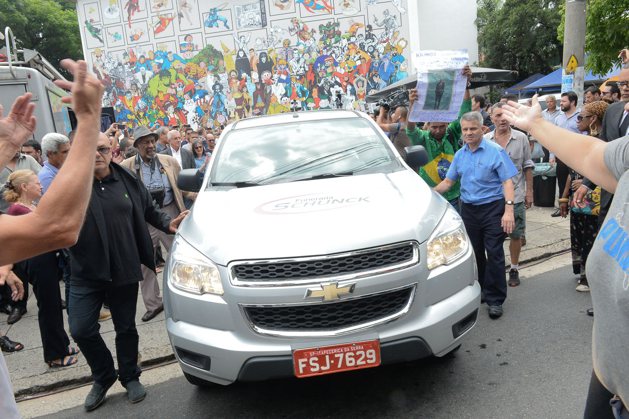 Corpo de Ricardo Boechat deixa o MIS em São Paulo/SP (Fotos: Francisco Cepeda/AgNews)