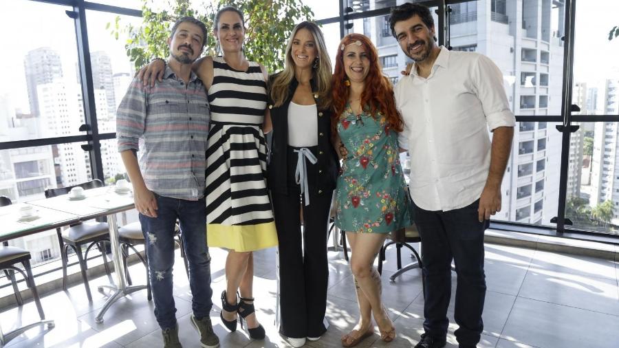 Ticiane Pinheiro entre os casais Aritana Maroni e Paulo Rogério e Nana Indigo e Bruno Gomes (Foto: RecordTV)