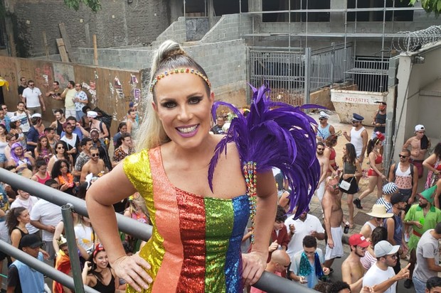 Regina Volpato marcou presença em bloco de rua do Carnaval de São Paulo (Foto: Reprodução)