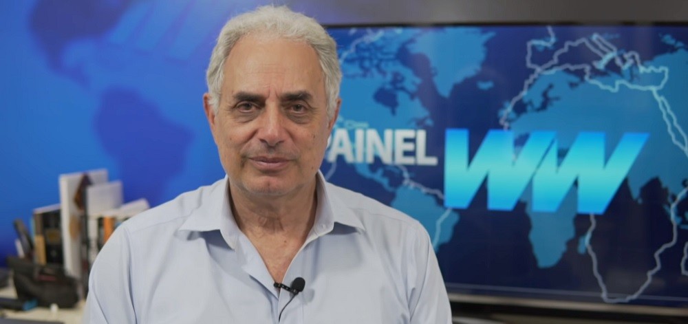 O jornalista William Waack à frente do Painel WW, programa que ele comanda no YouTube.