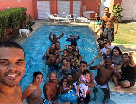 Amigos do jogador estão preocupados com o futuro dele (Foto: Reprodução/Instagram)