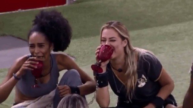 Participantes brincam de Eu Nunca no BBB19 (Foto: Reprodução/ Globo)