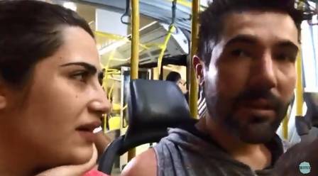 Jéssica e Sandro Pedroso pegando BRT no Rio (Foto: Reprodução/Youtube)