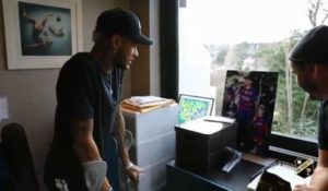 Neymar recebe fã em sua casa (Foto: Reprodução)