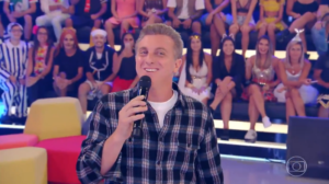 O apresentador Luciano Huck no Caldeirão
(Foto: Reprodução/Globo)