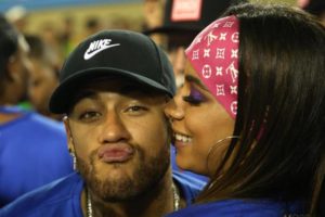 Imagem do post Neymar nega ter beijado Anitta em participação no Programa Silvio Santos