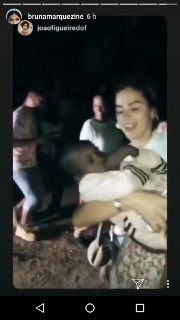 Bruna Marquezine dançou com uma criança no colo (Foto: Reprodução/Instagram)