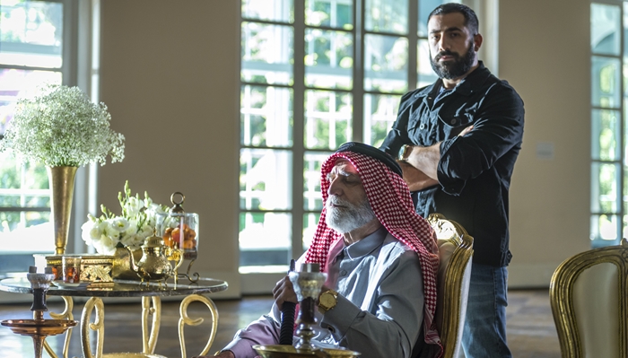 Aziz (Herson Capri) e Fauze (Kaysar Dadour) em Órfãos da Terra (Foto: Globo/Paulo Belote)