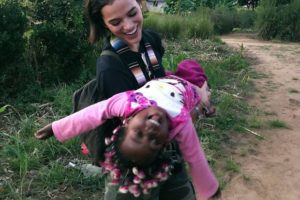 Bruna Marquezine posou com uma  criança africana e encantou os internautas (Foto: Reprodução/Instagram)