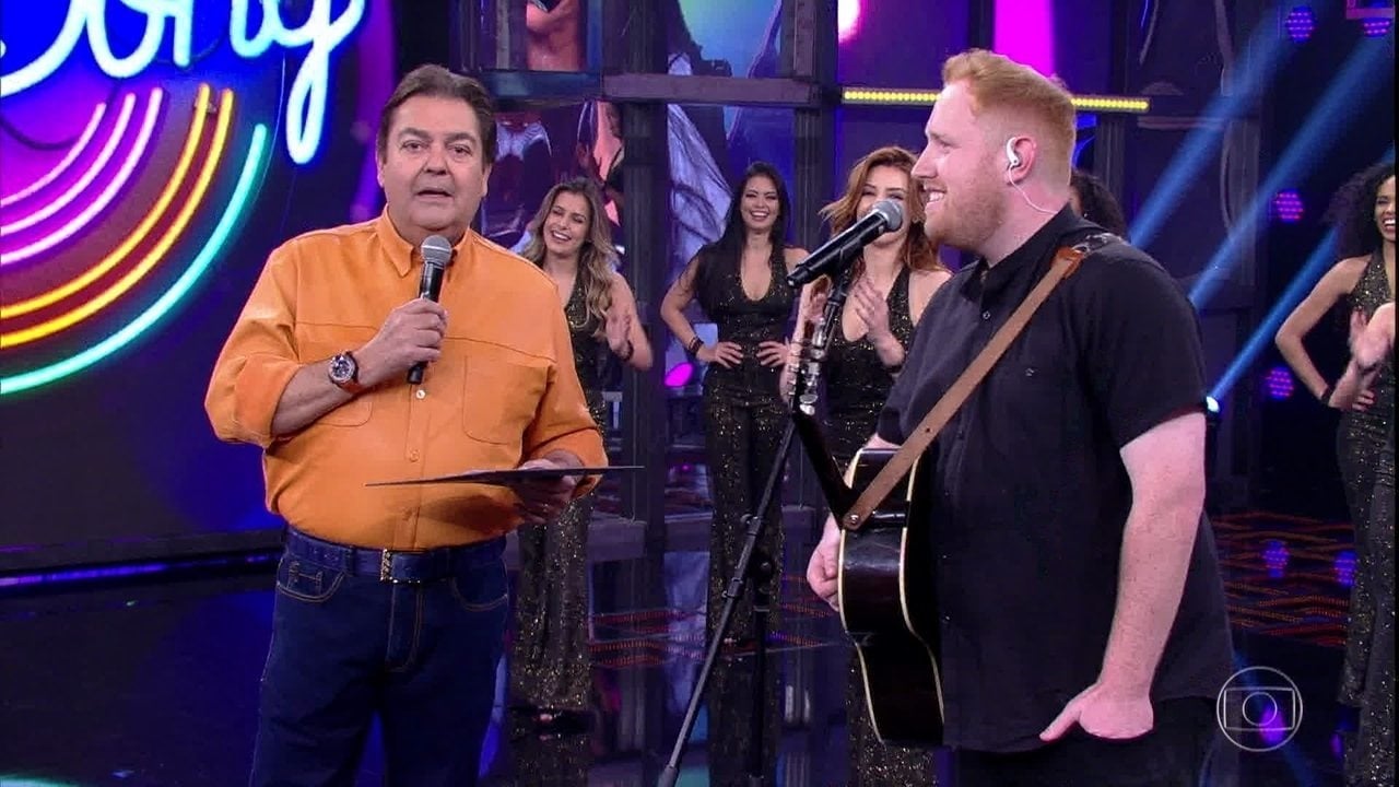 Gavin James e Fausto Silva no Domingão (Foto: Reprodução/ Globo)