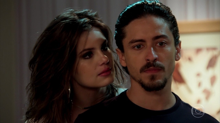 Jerônimo (Jesuíta Barbosa) e Vanessa (Camila Queiroz) em cena de Verão 90 (Foto: Reprodução/Globo)