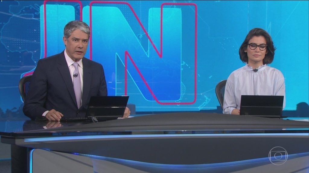 William Bonner e Renata Vasconcelos na bancada do Jornal Nacional da Globo falam de Neymar (Foto: Reprodução)