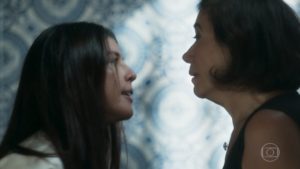 Laura (Yanna Lavigne) e Valentina (Lília Cabral) em cena de O Sétimo Guardião
(Foto: Reprodução/Globo)