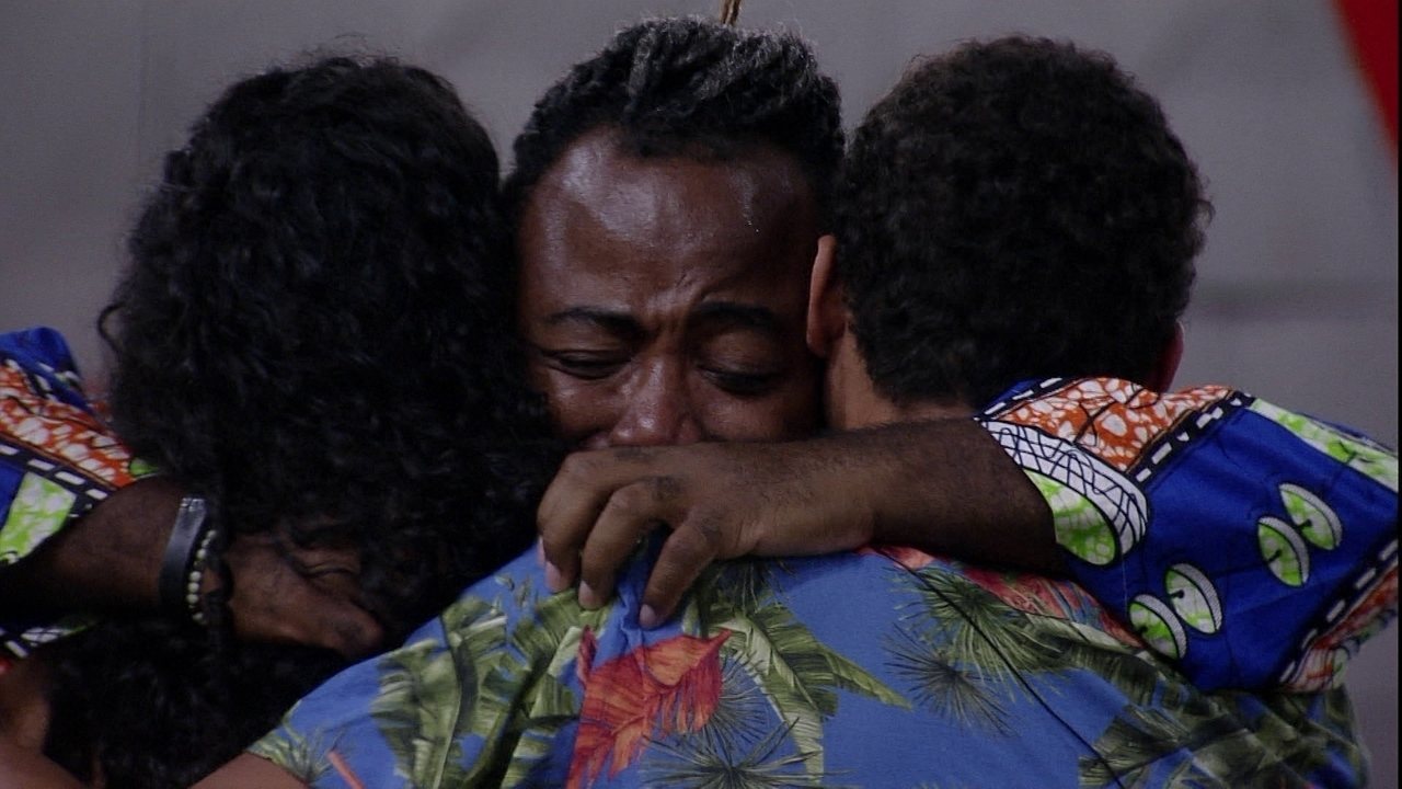 Rodrigo, Elana e Danrley choram abraçados após retorno de Gabriela no BBB 19 (Foto: Reprodução)