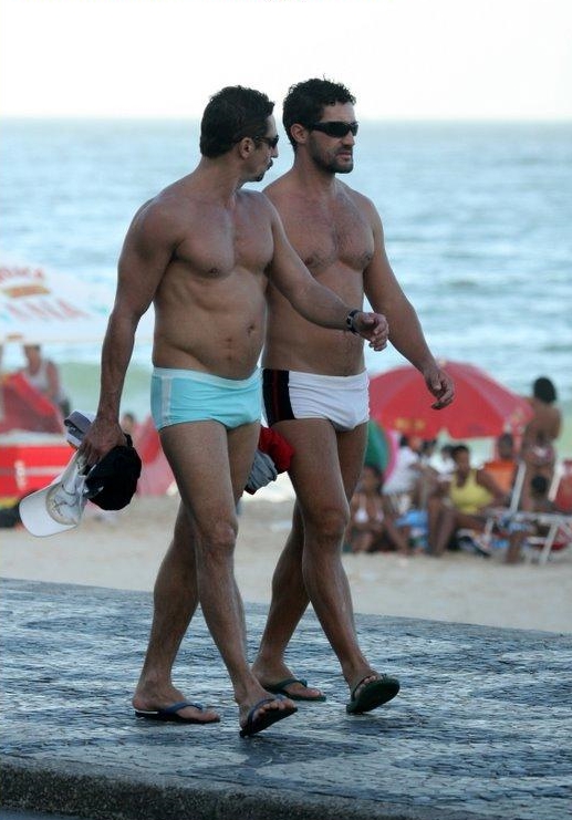 Tuca Andrada flagrado passeando com amigo na praia (Foto: Reprodução)