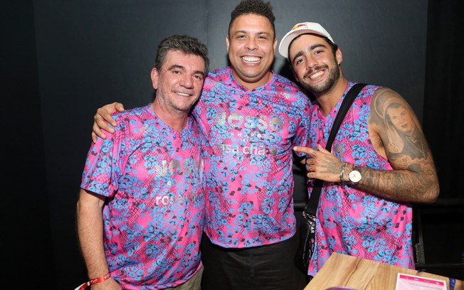 Ronaldo entre o presidente do Corinthias Andrés Sanchez e Pedro Scooby, marido de Luana Piovani (Foto: Reginaldo Teixeira / CS Eventos)