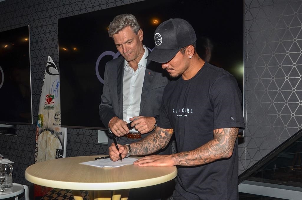 Gabriel Medina assina contrato com marca Audi em São Paulo (Foto: Eduardo Martins / AgNews)