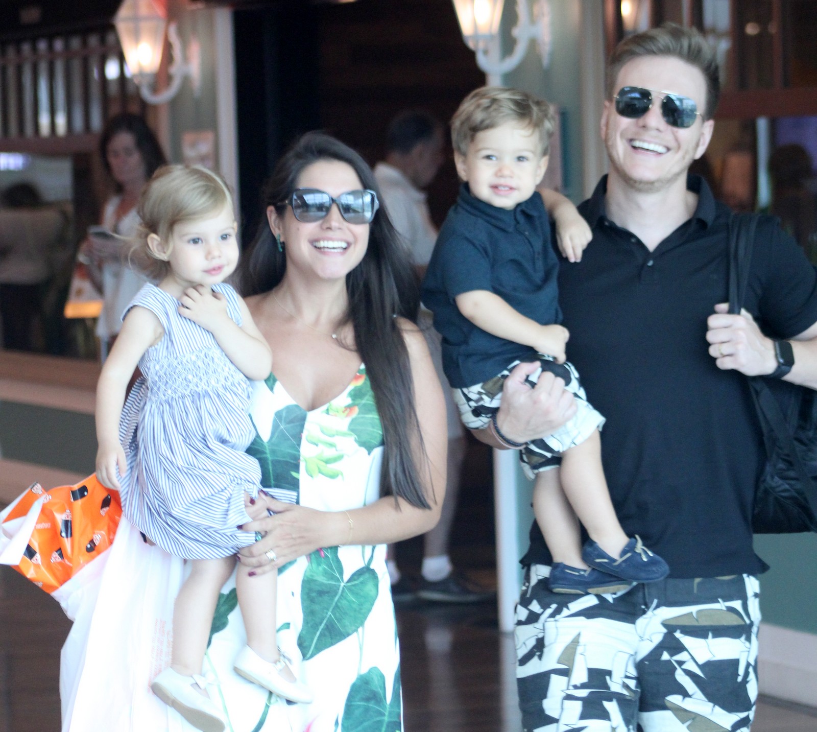 Thais Fersoza, Michel Teló e os filhos (Foto: AgNews)