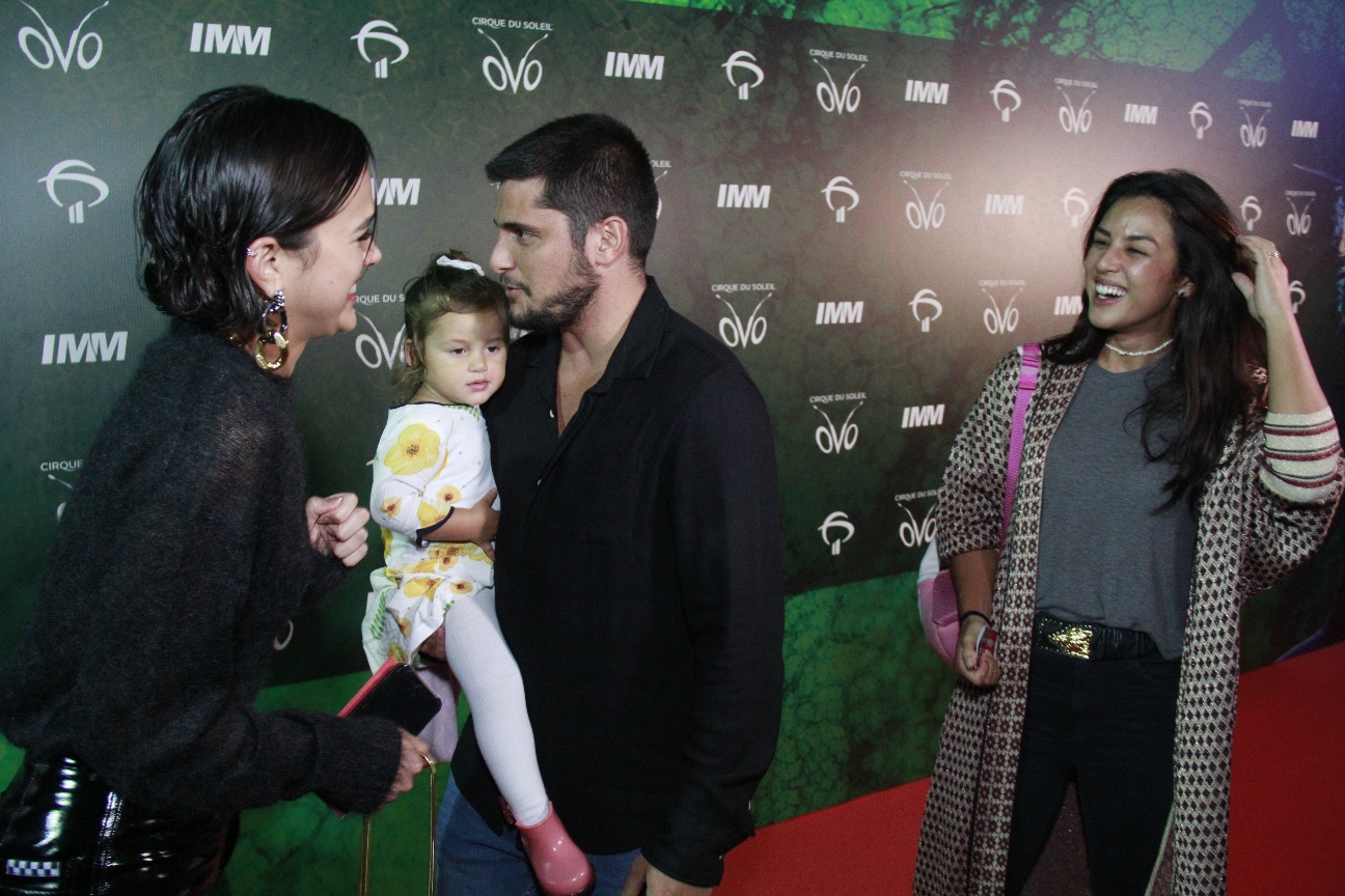 Bruna Marquezine encontrou os amigos no evento (Foto: Wallace Barbosa/ AgNews)