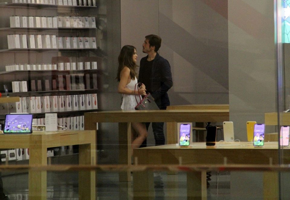 Nicolas Prattes e Juliana Paiva no shopping Village Mall Barra da Tijuca. (Foto: AgNews J.Humberto/AgNews- Fotografo)