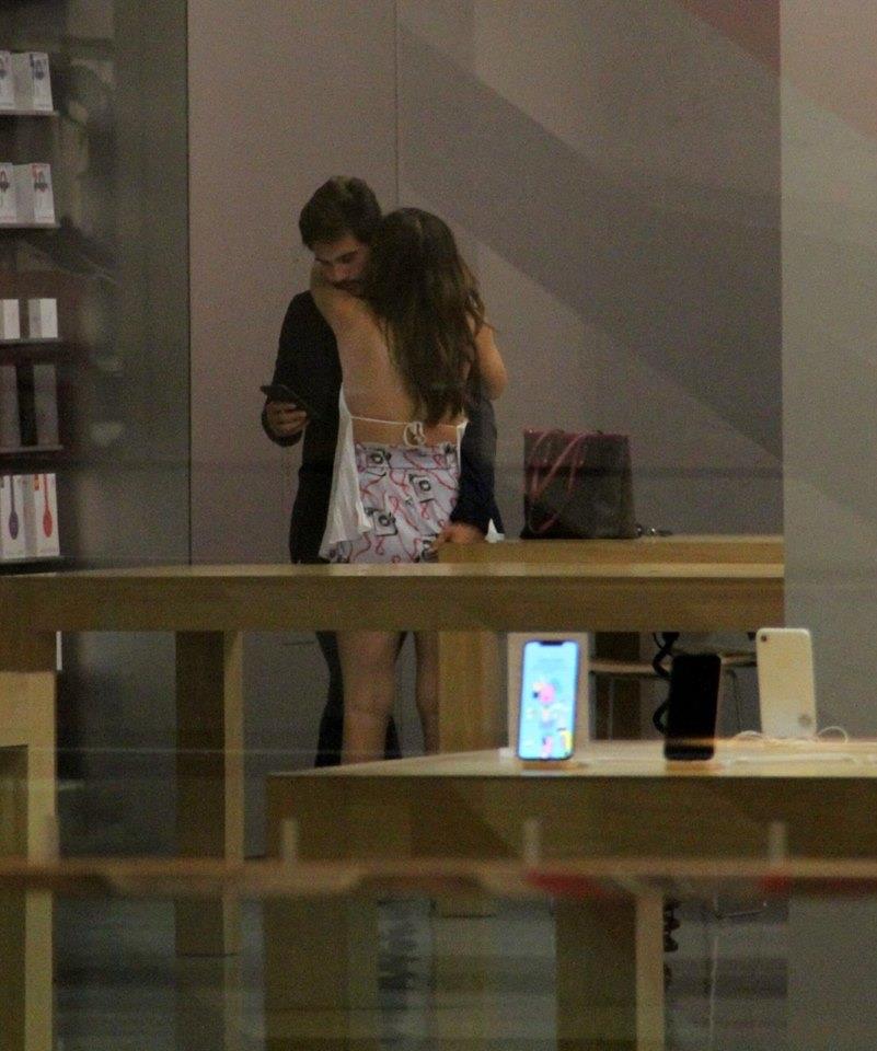 Nicolas Prattes e Juliana Paiva no shopping Village Mall Barra da Tijuca. (Foto: AgNews J.Humberto/AgNews- Fotografo)