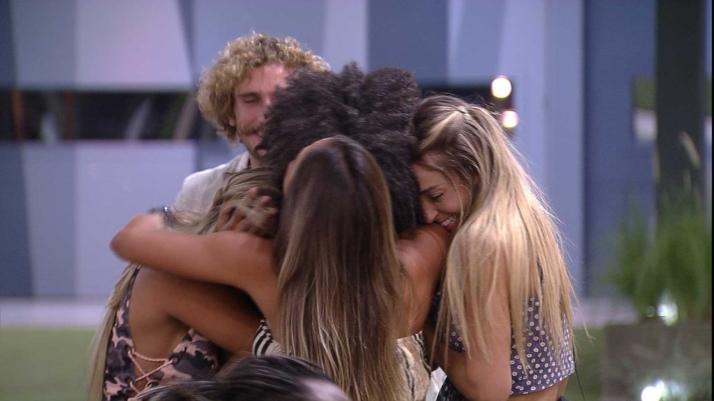 Gabriela volta para a casa e é recebida com gritos e choros no BBB19 — Foto: TV Globo