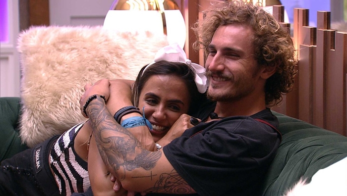 Carolina e Alan se abraçam no BBB19 (Foto: Reprodução/Globo)