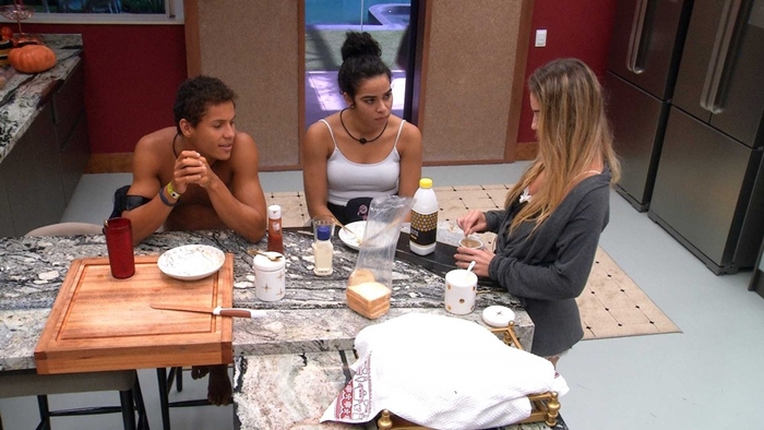 Danrley, Elana e Paula durante conversa no BBB19 (Foto: Reprodução/Globo)