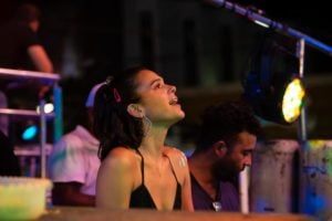 Bruna Marquezine se jogou na folia do Carnaval (Foto: Reprodução)