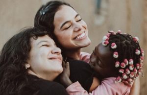 Bruna Marquezine e Priscilla Alcântara em viagem missionária na Angola (Foto: Vatanabe Cruz)