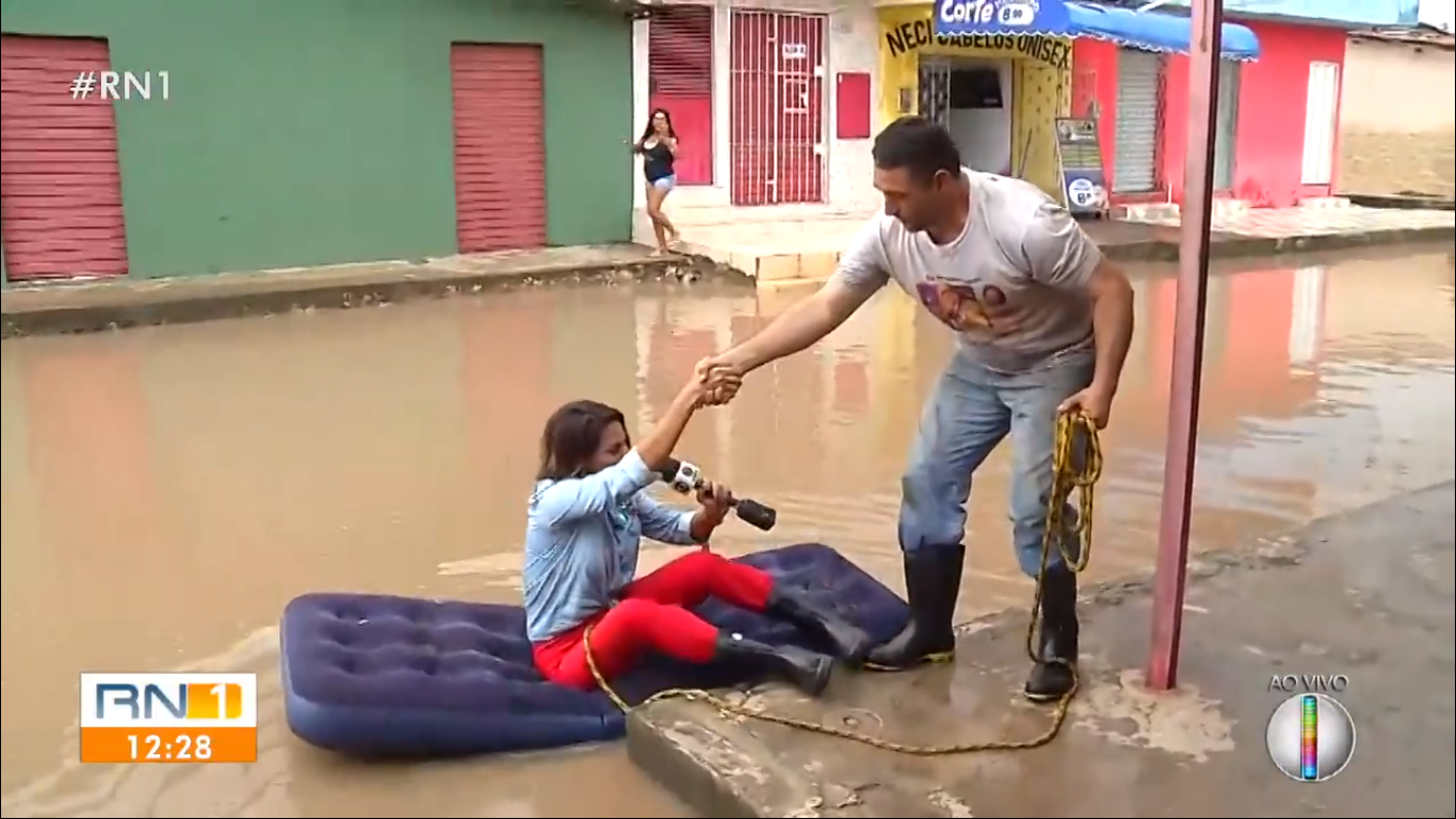 Ela precisou da ajuda de um rapaz para sair durante reportagem em Natal (Foto: Reprodução)